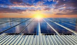 placas fotovoltaicas de energia solar no pôr do sol