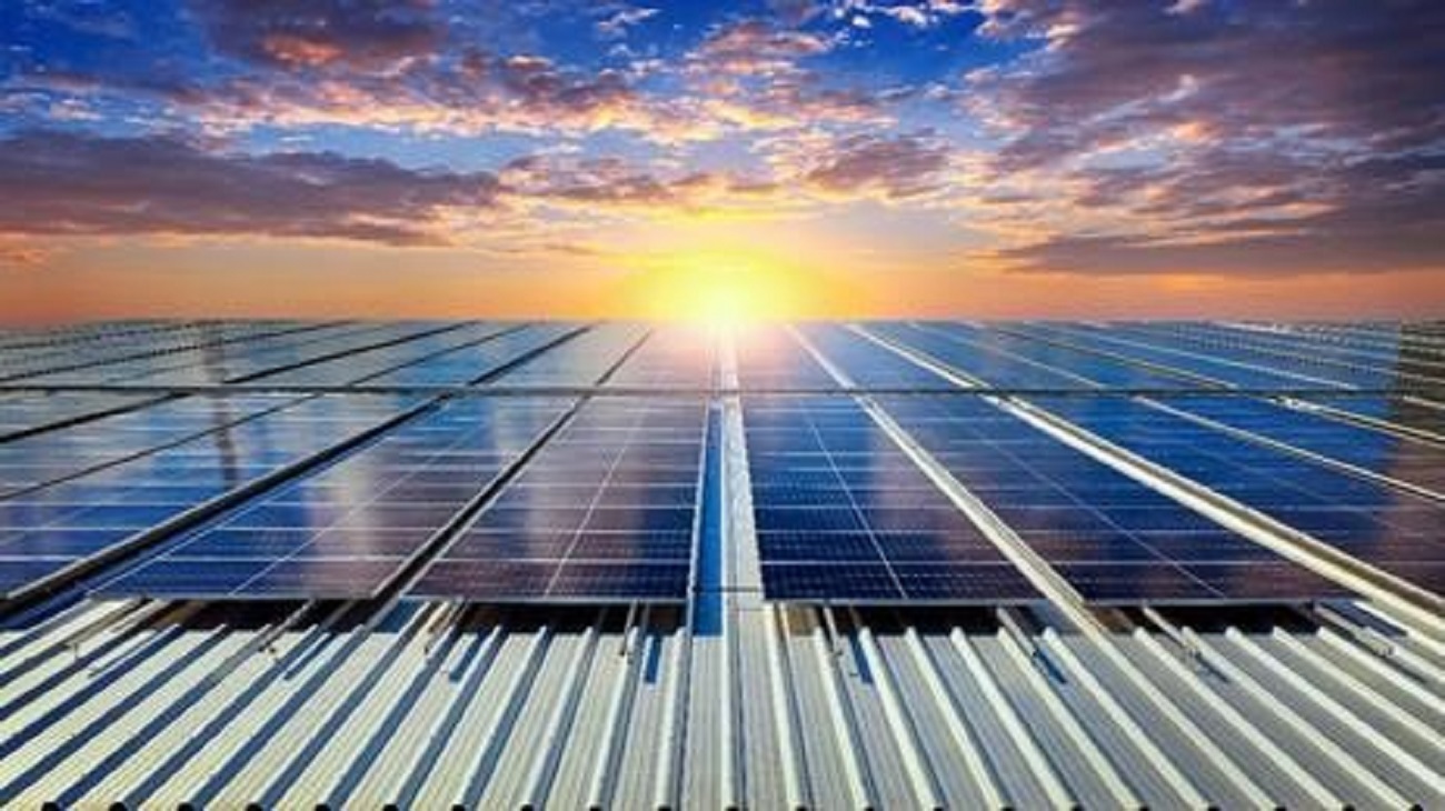 placas fotovoltaicas de energia solar no pôr do sol
