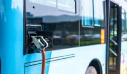 ENGIE, la empresa líder en energías renovables del país, firmó una nueva alianza para probar autobuses eléctricos en los aeropuertos del país