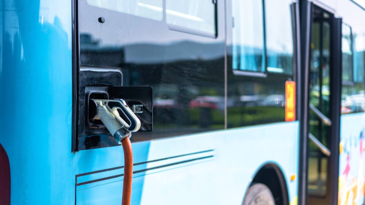 ENGIE, empresa líder em energia renovável no país, fechou nova parceria para testes de ônibus elétricos em aeroportos do país