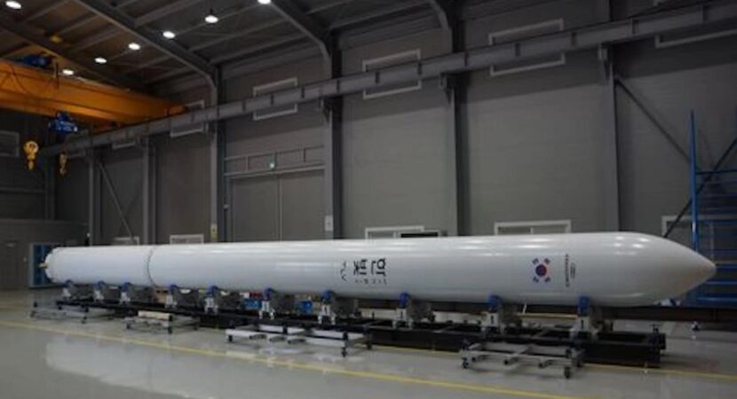 Foguete da empresa sul-coreana INNOSPACE é transportado durante operação histórica; modelo será lançado neste mês de dezembro no Centro de Lançamento de Alcântara