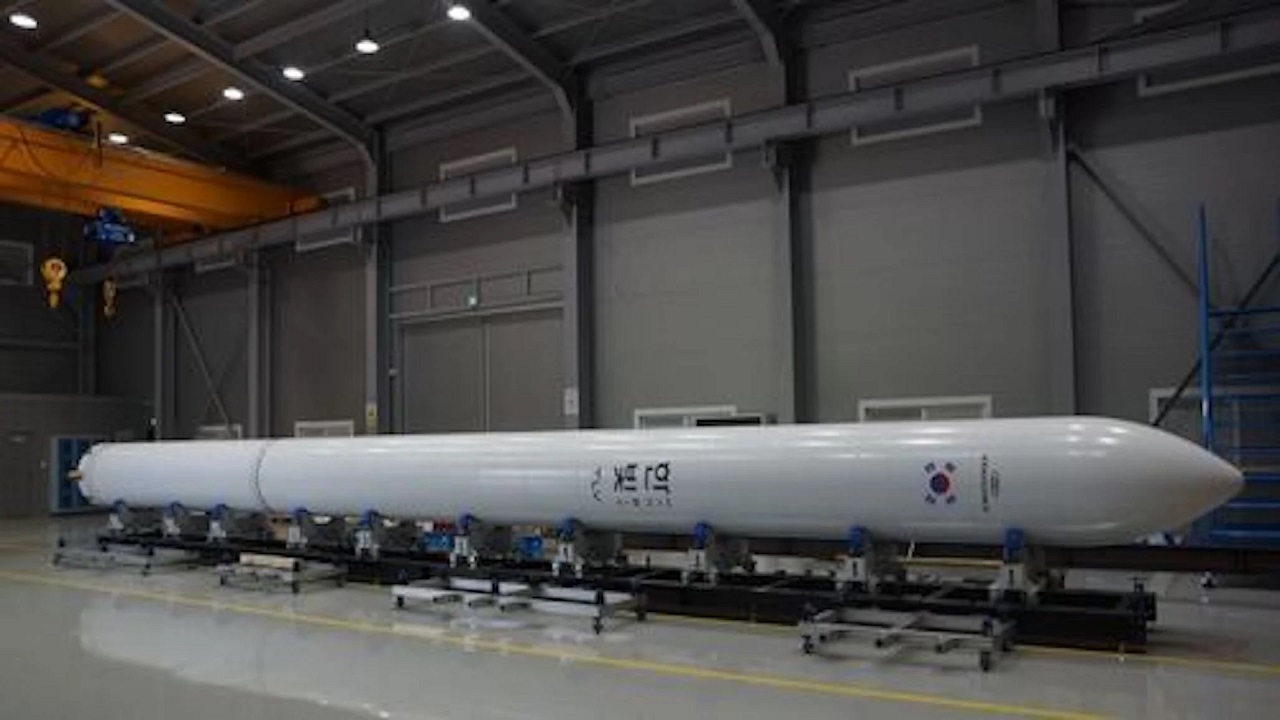 Foguete da empresa sul-coreana INNOSPACE é transportado durante operação histórica; modelo será lançado neste mês de dezembro no Centro de Lançamento de Alcântara