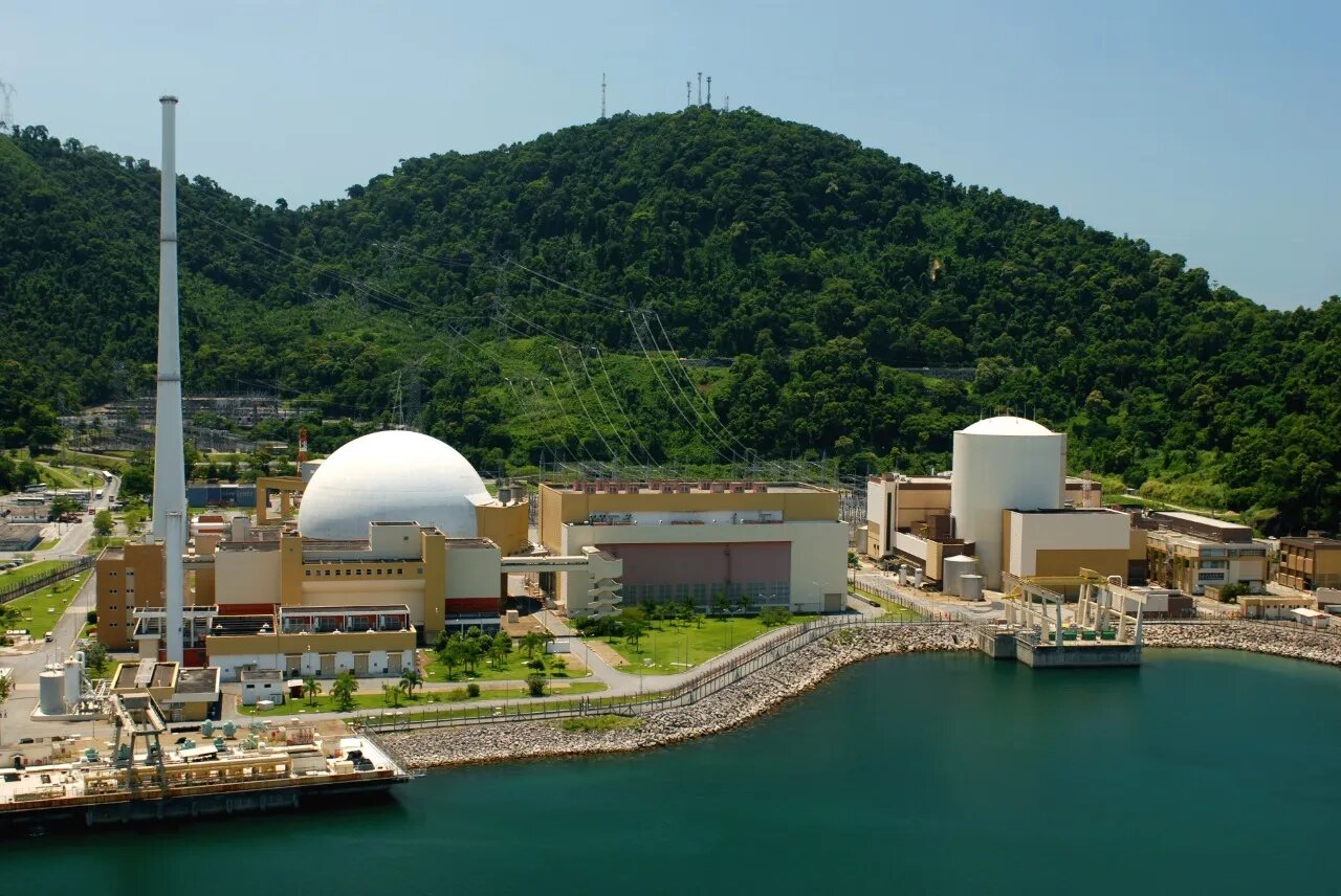 Após semanas desligada devido à falhas na operação, Eletronuclear anunciou que a usina de energia nuclear Angra 2 retomou a sua produção.
