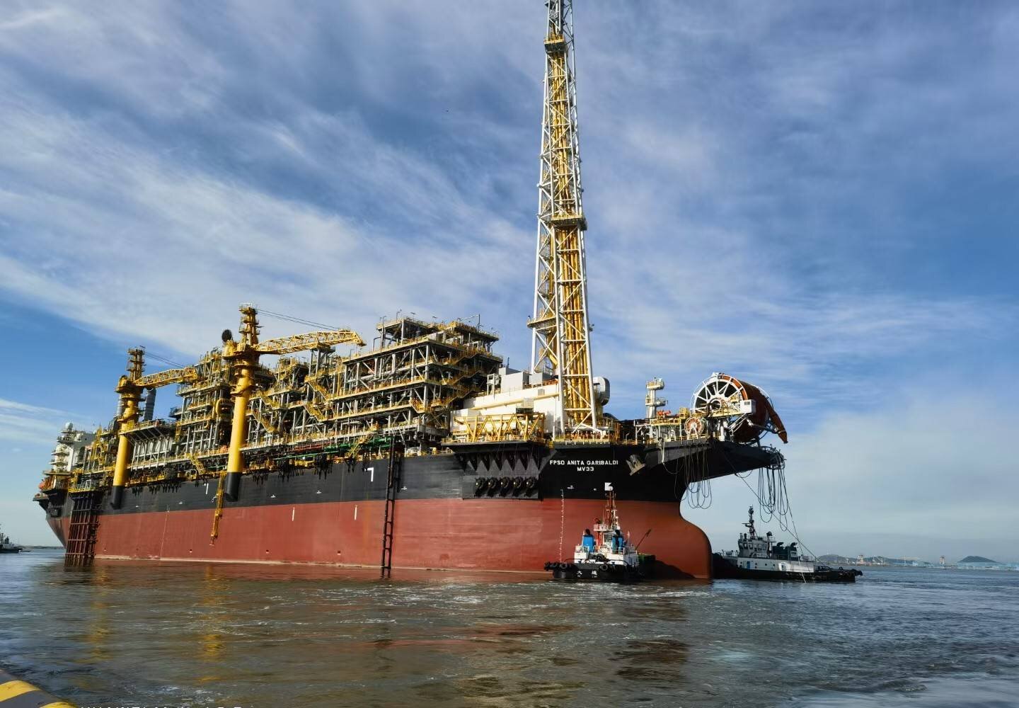 A plataforma FPSO Anita Garibaldi faz parte do projeto da Petrobras que visa revitalizar a produção de petróleo e gás natural no Campo de Marlim. A embarcação chegou ao Estaleiro Jurong Aracruz, onde passará por atividades de comissionamento e testes.