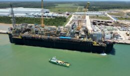 O documento do Ibama tem validade de 8 anos e permitirá à estatal a produção de petróleo e gás natural com o auxílio das plataformas FPSO. A Petrobras já poderá dar início à campanha de exploração no pré-sal da Bacia de Santos nos próximos dias.
