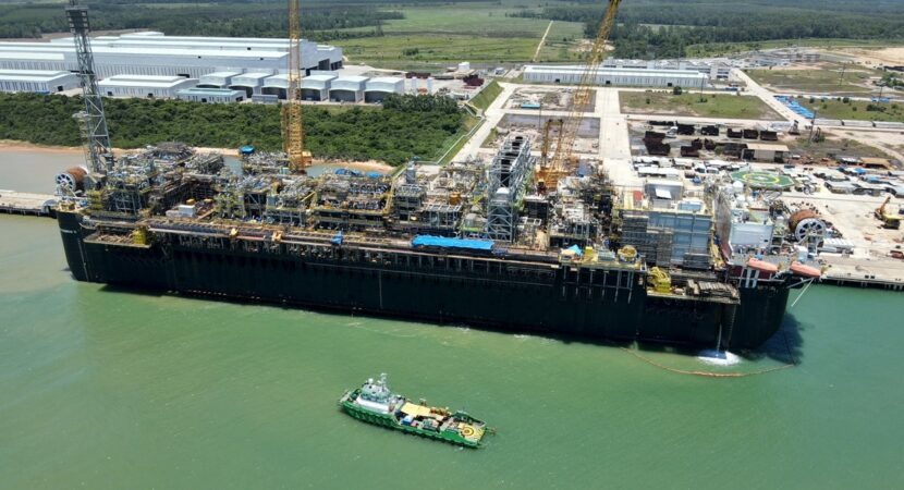 O documento do Ibama tem validade de 8 anos e permitirá à estatal a produção de petróleo e gás natural com o auxílio das plataformas FPSO. A Petrobras já poderá dar início à campanha de exploração no pré-sal da Bacia de Santos nos próximos dias.