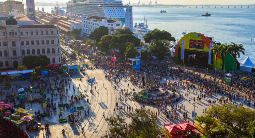 A temporada de cruzeiros no Rio de Janeiro está sendo maior que o esperado, trazendo mais de R$ 1 bilhão para a economia local. Somente durante a primeira quinzena de dezembro, são mais de 65 mil turistas que chegam ao Píer Mauá, segundo a Clia.
