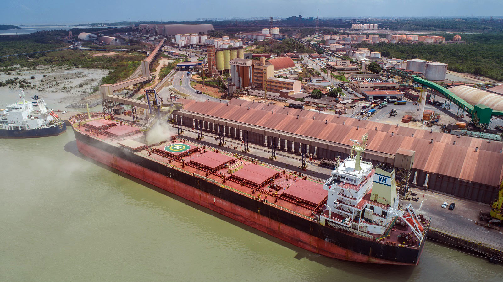 A empresa deu início às operações com granéis líquidos na inauguração do novo terminal localizado no Porto do Itaqui. O empreendimento trará novas oportunidades de negócios no mercado de combustíveis para a Santos Brasil.