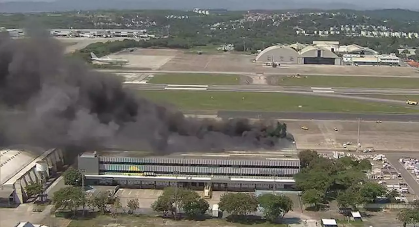 Atrasando os transportes aéreos, um grande incêndio atinge o terminal de cargas no Aeroporto do Galeão, localizado no Rio de Janeiro