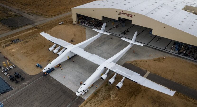 Stratolaunch Roc, o maior avião do mundo, com 117 metros de envergadura bate novo recorde