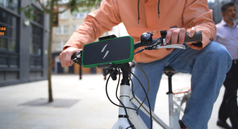 Swytch Kit, dispositivo que é capaz de transformar qualquer bicicleta em uma bicicleta elétrica possui uma bateria muito pequena que pode ser levada no bolso
