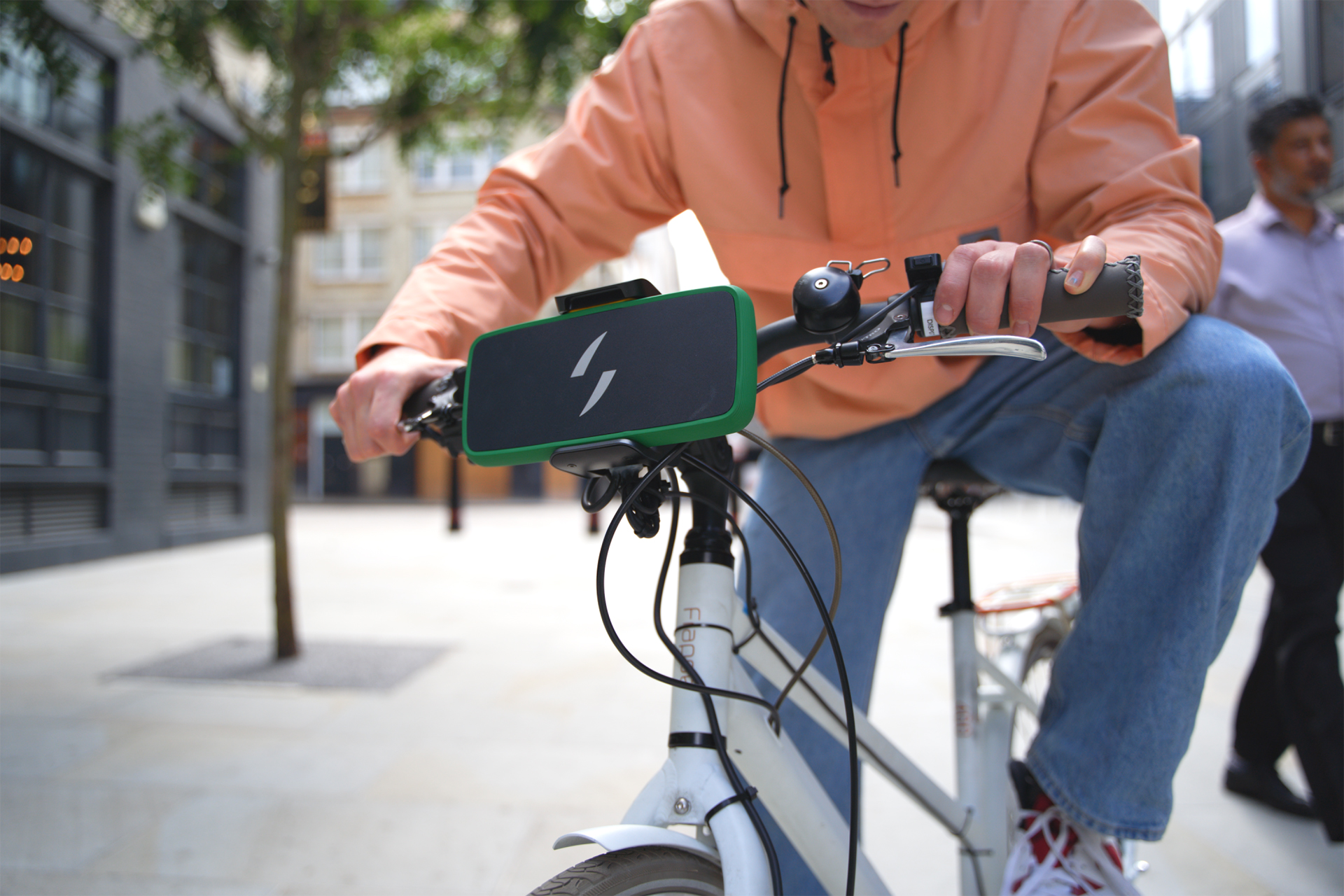 Swytch Kit, dispositivo que é capaz de transformar qualquer bicicleta em uma bicicleta elétrica possui uma bateria muito pequena que pode ser levada no bolso