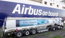 O novo combustível renovável com diesel verde em sua mistura é a próxima aposta da companhia para o futuro do mercado global. A Airbus deu início aos testes do produto na embarcação Ciudad de Cadiz e busca minimizar emissões de CO2 no transporte marítimo.