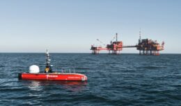 A operação remota de inspeção offshore garantiu os dados necessários para o andamento do projeto da operadora holandesa. A Fugro utilizou a plataforma Blue Essence USV para tornar a atividade com a TAQA Holanda ainda mais otimizada.