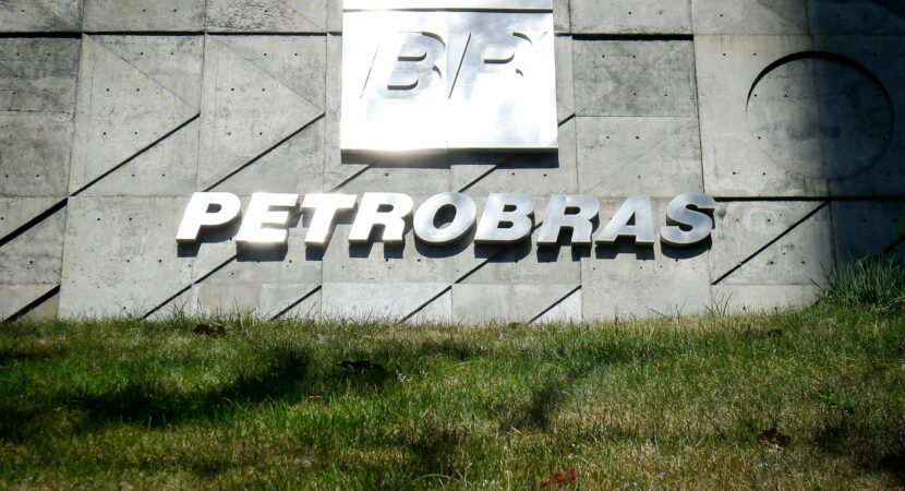 Os reajustes trimestrais nos valores cobrados pela Petrobras às distribuidoras consideram o cenário internacional do barril de petróleo. A estatal anunciou uma queda de 11,1% no preço do gás natural repassado às companhias. 