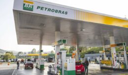 O aumento no preço da gasolina nas refinarias brasileiras é decorrente da alta no barril do petróleo no mercado internacional. A Petrobras ainda não projeta os impactos nas bombas de gasolina quanto aos valores cobrados pelos produtos.