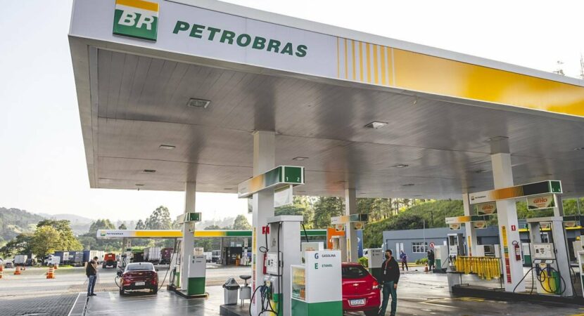 O aumento no preço da gasolina nas refinarias brasileiras é decorrente da alta no barril do petróleo no mercado internacional. A Petrobras ainda não projeta os impactos nas bombas de gasolina quanto aos valores cobrados pelos produtos.