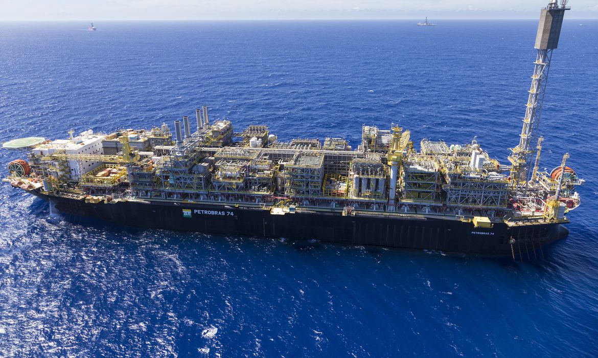 A empresa brasileira Petrobras, fechou contrato com a Vallourec, empresa francesa que fornece produtos tubulares petrolíferos (OCTG) para exploração de poços de petróleo e gás natural no pré-sal brasileiro.