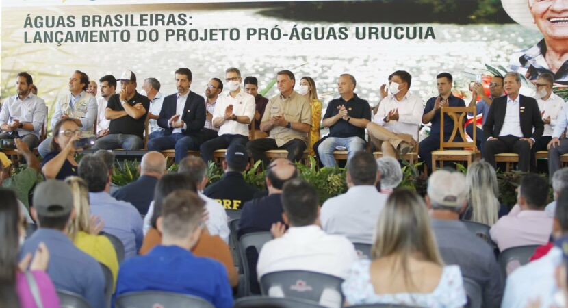 O projeto de revitalização da baica hidrográfica do Rio Urucuia será beneficiado com alguns milhões em investimentos aplicados pela estatal. O acordo entre a Petrobras e o Ibama prevê um forte apoio ao desenvolvimento do Pró-Águas Urucuia nos próximos anos.