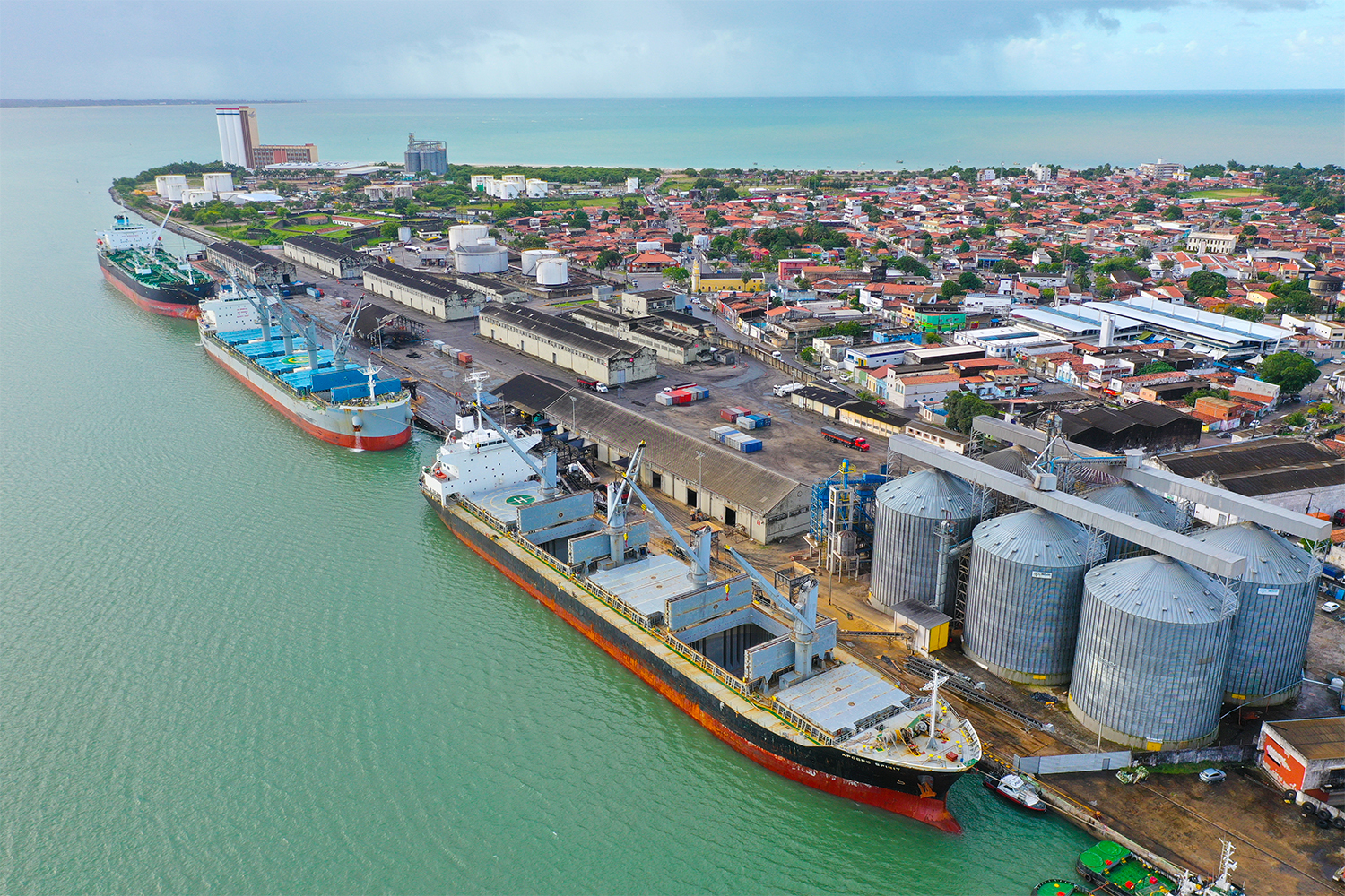 Com obras objetivando a ampliação do Porto de Cabedelo, o Governo do Estado da Paraíba pretende gerar novas vagas de emprego e aumentar o recebimento de navios.