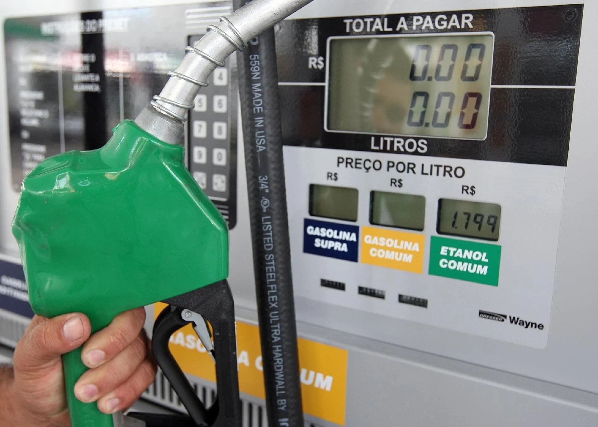 preco medio da gasolina ultrapassa os r 500 na 1a semana de 2023 diesel s10 continua em alta no mercado nacional