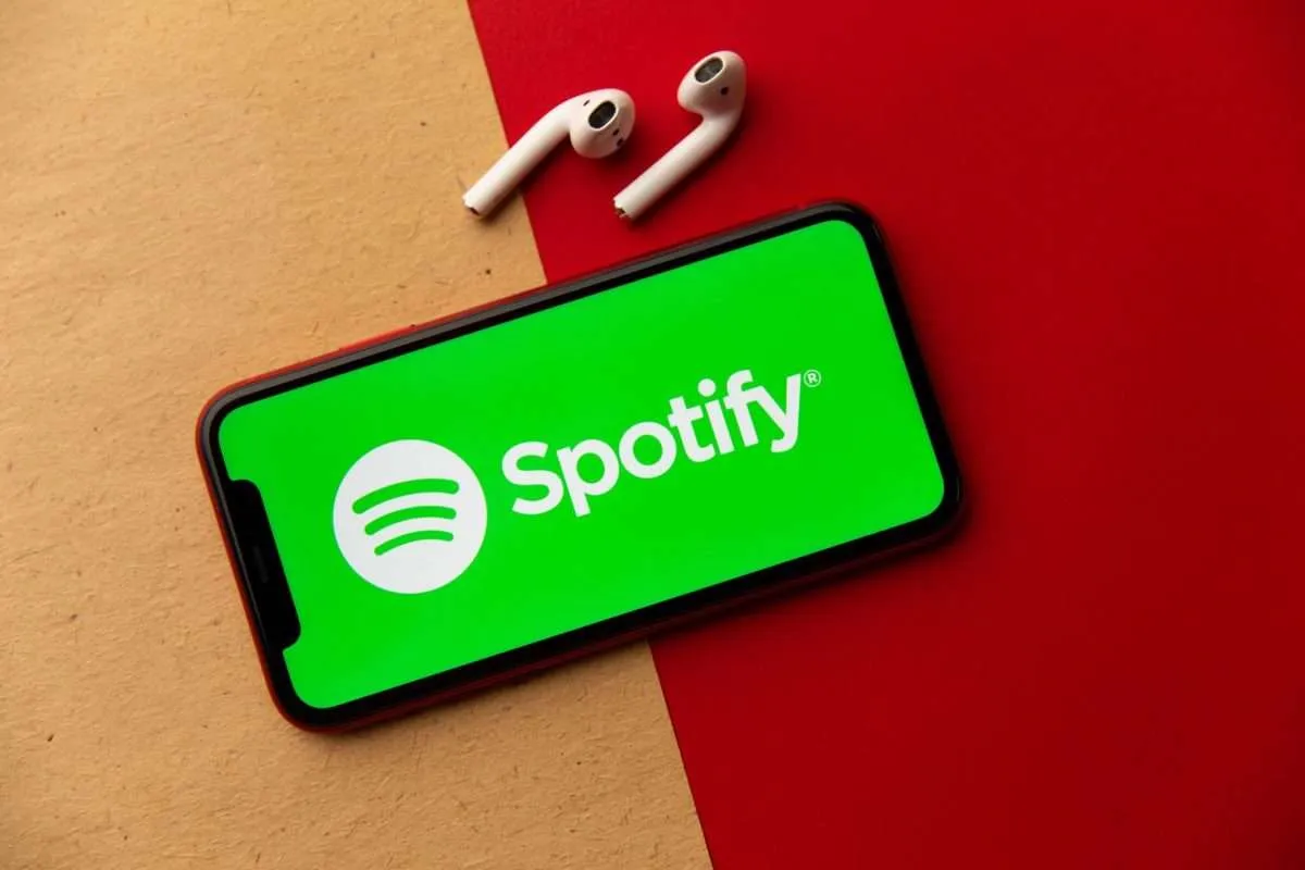 Spotify realiza demissões em massa e medida interfere na economia, com ações do gigante subindo no pré mercado e custará mais de US$ 35 milhões para a big tech