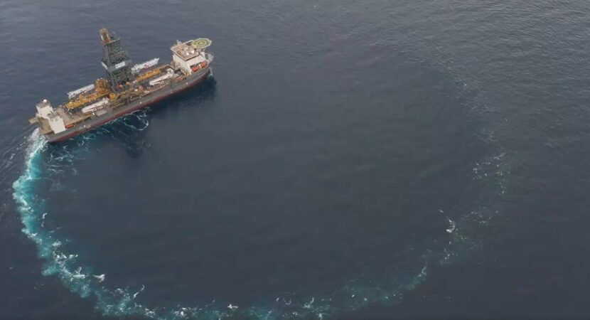 O projeto de aquisição, melhoria e reforma no navio de perfuração offshore Deepwater Titan será financiado com o valor arrecadado pela companhia. A Transocean já iniciou a oferta privada de US$ 500 milhões em títulos garantidos com vencimento para 2028.