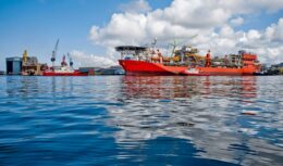 A empresa destacou que a manutenção preventiva da embarcação offshore já estava planejada no cronograma de operações. O FPSO Petrojarl I da Enauta é o grande produtor de petróleo e gás natural da empresa no Campo de Atlanta, na Bacia de Santos.