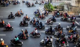Motocicletas eléctricas y scooters durante la hora pico en São Paulo