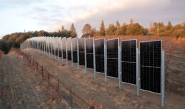Sistemas verticais de energia solar criados por empresa americana podem ser usados como cercas residenciais ou públicas, ao longo de estradas e até mesmo ao lado de linhas de trem