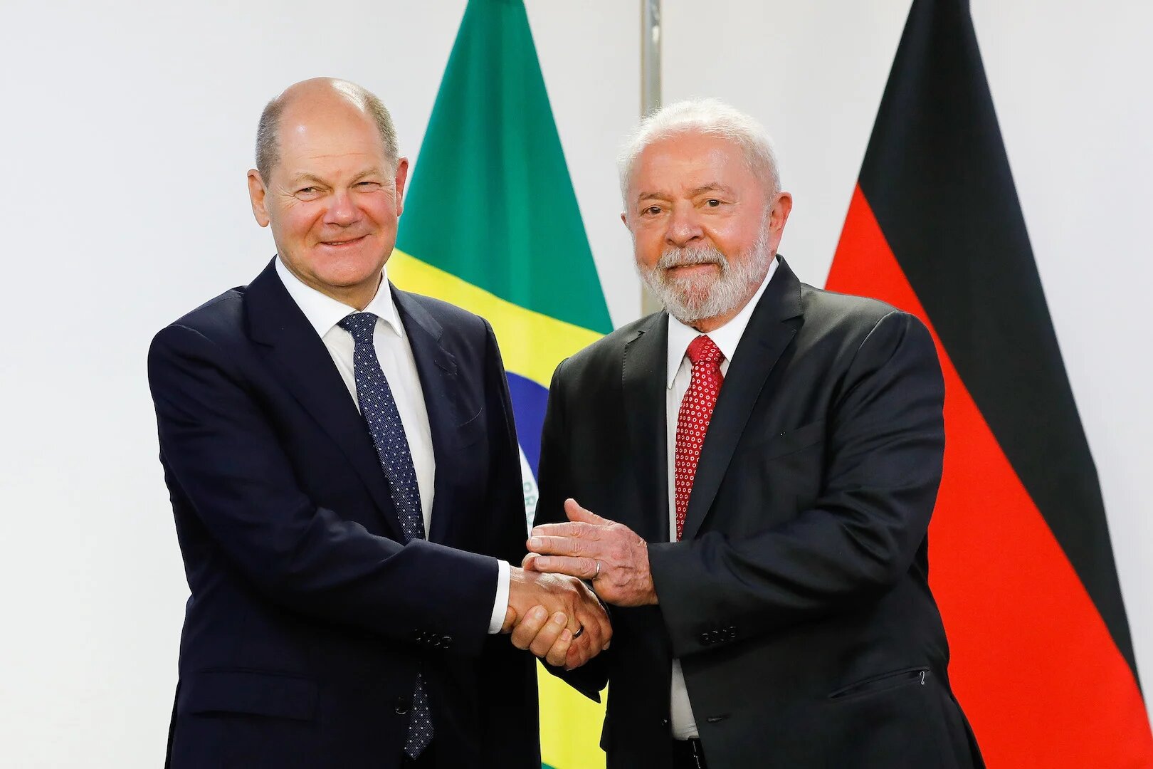 O Brasil e a Alemanha estão estreitando os laços para fortes investimentos em projetos voltados para a descarbonização do setor da energia. O Governo Lula pretende unir forças com o país para expandir a economia do hidrogênio verde em ambos os países.