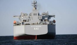 Elizabeth Bagley, embaixadora dos Estados Unidos no Brasil, alertou sobre a preocupação do país com a chegada dos navios de guerra iranianos. A Marinha do Brasil concedeu autorização à Marinha do Irã após sinal verde do Governo Lula.