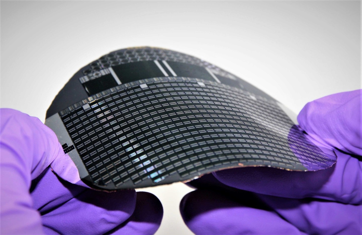 Pesquisadores criam revestimento ultrafino que consegue transformar painéis solares em autolimpantes