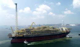 A Petrobras divulgou que o FPSO Almirante Barroso deixou o estaleiro BrasFELS e está em direção ao Campo de Búzios. Ele será parte do projeto de produção de petróleo e gás natural da companhia na região do pré-sal da Bacia de Santos.