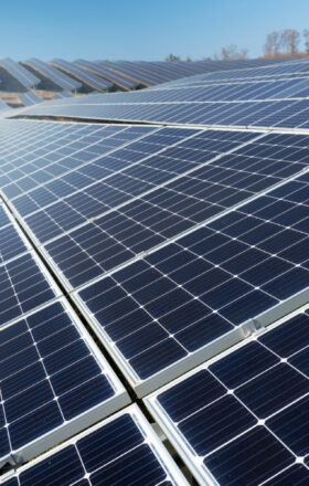 O início das operações da nova usina de energia solar fotovoltaica da companhia no Ceará reforça seu compromisso com um futuro mais limpo. A Lanlink realizou um investimento milionário na planta, que contribuirá com a produção energética própria.