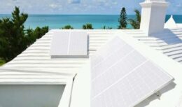 Empresa anuncia painéis solares brancos, customizáveis e que possuem um módulo solar de cristal com  60 células