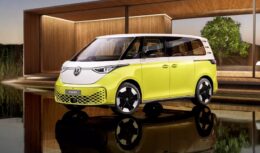 Kombi elétrica da Volkswagen que estaciona sozinha e possui autonomia de 425 km ganha data de estreia no Brasil com preço inédito