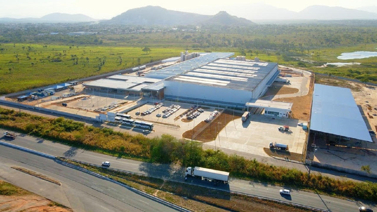 Nova fabrica de cachaca no Ceara inova ao utilizar energia solar e preve a criacao de 400 novos empregos