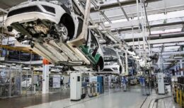 Volkswagen e GM concedem férias coletivas para 5 mil trabalhadores em fábricas do Vale do Paraíba em meio a crise global de semicondutores