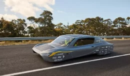 Estudantes criam veículo elétrico solar capaz de percorrer 1000 km com uma única carga