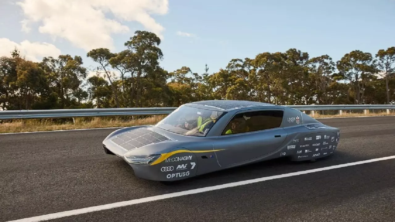Estudantes criam veículo elétrico solar capaz de percorrer 1000 km com uma única carga