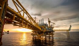 O relatório da ANP projeta a perfuração de 33 novos poços no setor de petróleo e gás natural para o ano. Assim, os investimentos em exploração de combustíveis se tornarão ainda mais relevantes ao longo dos próximos meses, conforme o previsto.