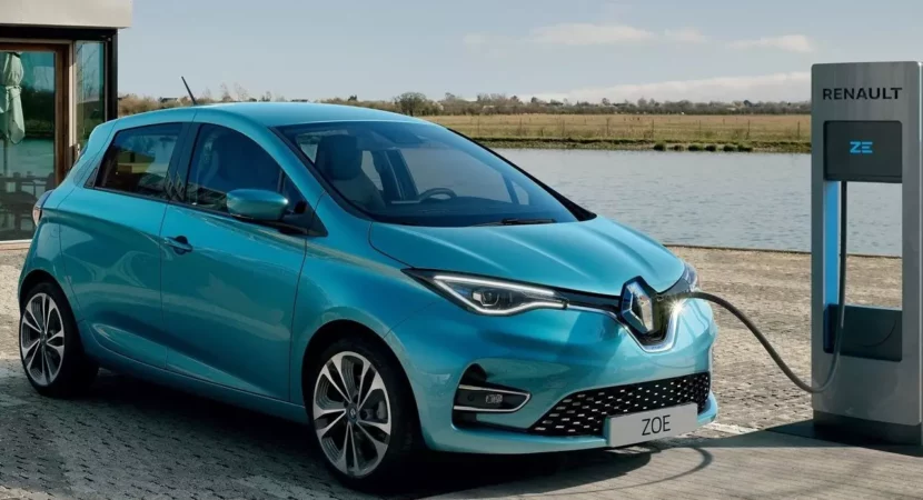 Equilibrando preço e eficiência, a Renault pode estar prestes a revolucionar o segmento de carros elétricos. Um novo modelo, utilizando bateria de sódio, está em desenvolvimento e pode ser a solução para gerar modelos mais baratos no mercado.