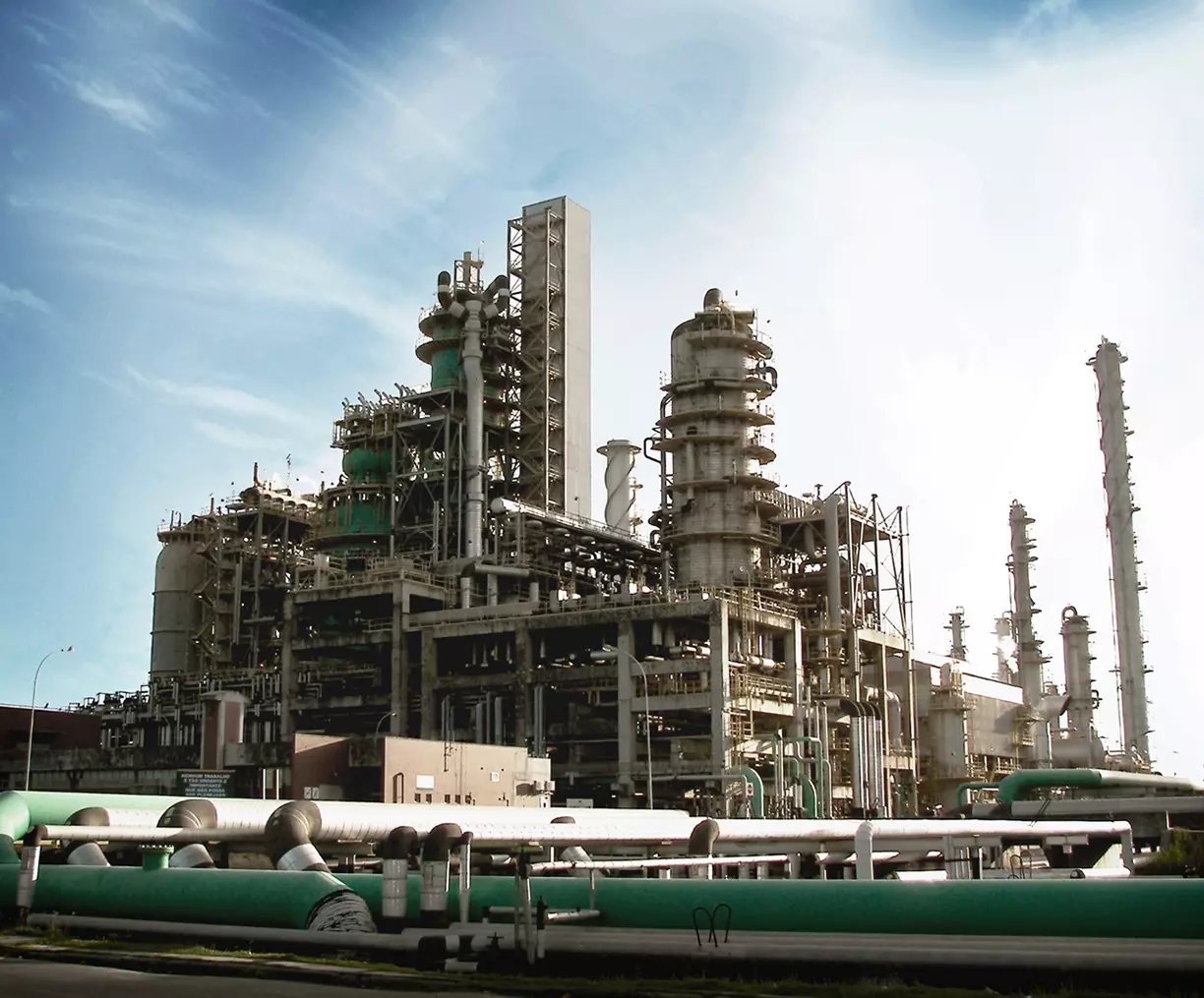 O Senado solicita novas informações sobre o processo de privatização da Refinaria de Mataripe, da Petrobras com o fundo árabe Mubadala Capital. A venda da estrutura na Bahia causou uma série de incertezas no mercado de combustíveis nacional.