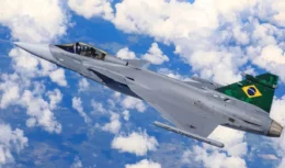 O projeto contará com um serviço de capacitação aos pilotos da FAB para as operações futuras. A instalação do equipamento de simulação de voo do avião de caça Gripen E da Saab marca mais um investimento no mercado nacional.