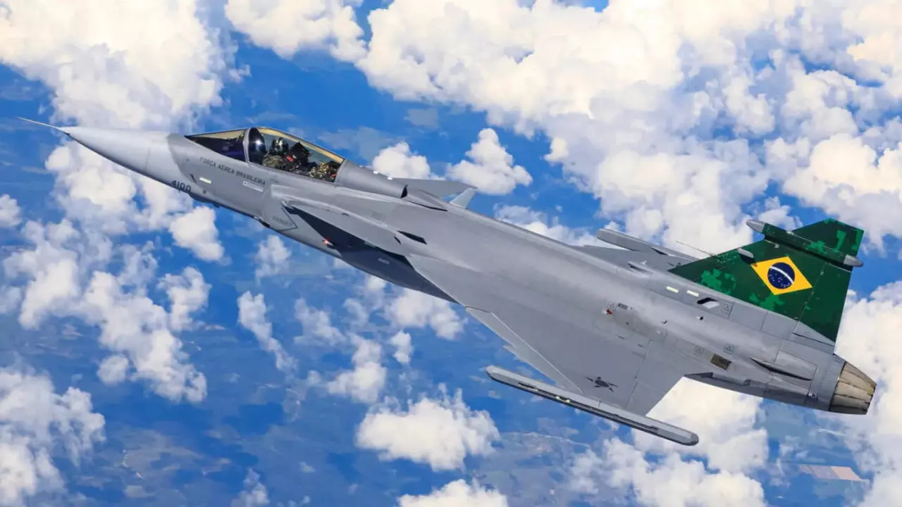 O projeto contará com um serviço de capacitação aos pilotos da FAB para as operações futuras. A instalação do equipamento de simulação de voo do avião de caça Gripen E da Saab marca mais um investimento no mercado nacional.
