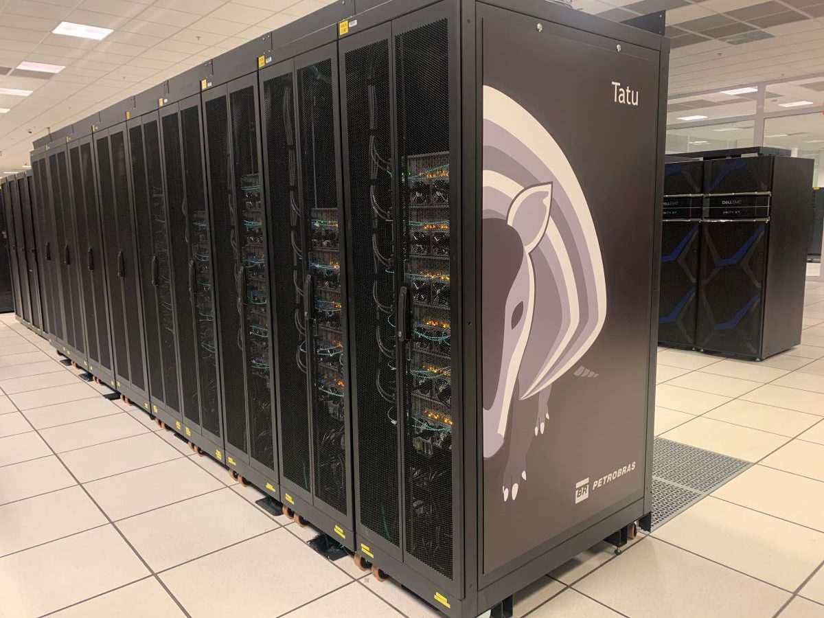 O Supercomputador Tatu utilizará a tecnologia de Inteligência Artificial para fornecer soluções e dados à estatal. Com as operações do novo equipamento, a Petrobras investe na otimização dos seus empreendimentos de exploração.