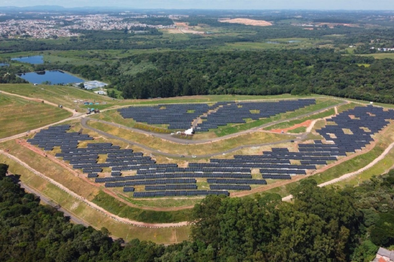 Curitiba transforma aterro sanitário em usina solar GIGANTE com mais de 8 mil painéis solares 