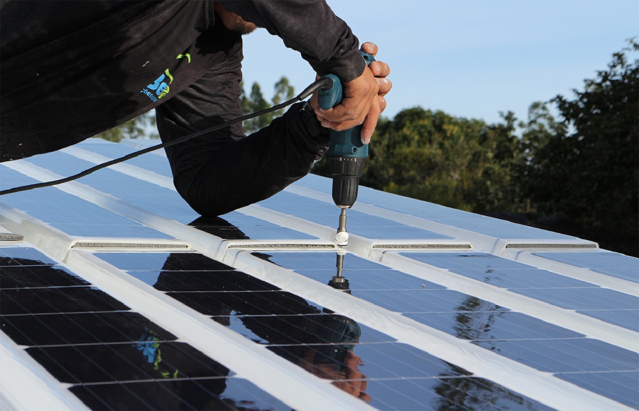 Inovadora telha solar chega ao Brasil com geração de energia limpa e isolamento termoacústico