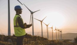 A multinacional chinesa Sinoma Blade está com intenção de instalar uma nova fábrica de hélices para energia eólica na região de Camaçari, na Bahia. O Governo do Estado já discute as possibilidades do projeto junto à companhia.
